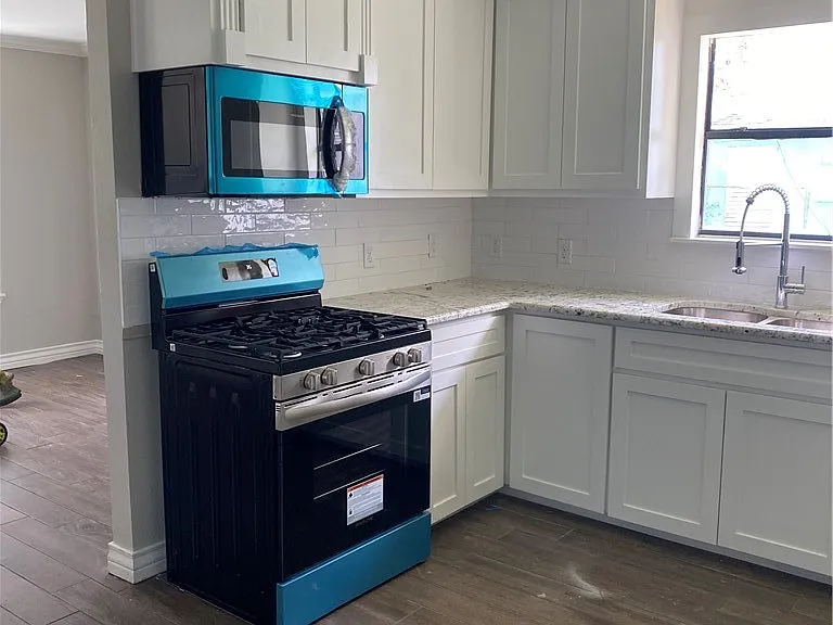 721 Elesa St — Photo 2