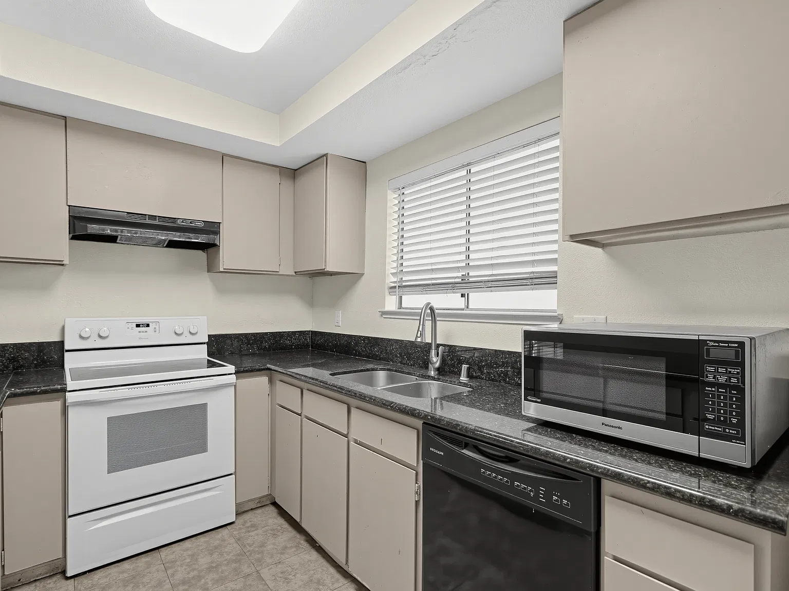 4451 Rich Dr — Photo 3