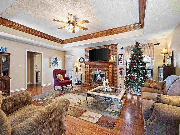 5th image of 212 Larkspur Ln