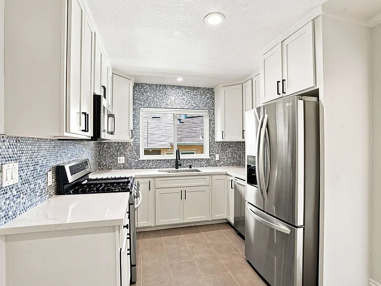 864 Erie St — Photo 10