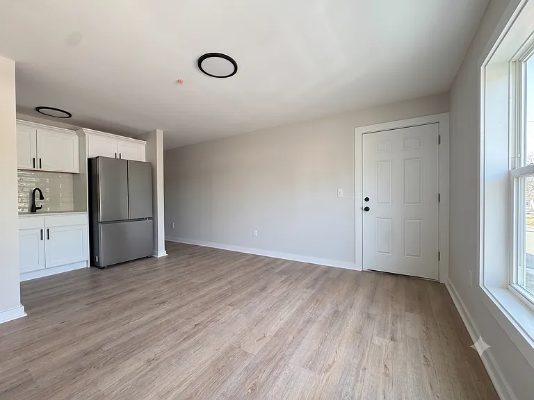 358 Campbell Ave — Photo 2