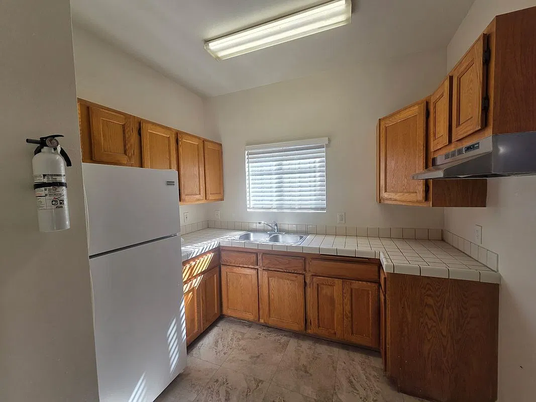 8 bed, 5.0 bath, 1068 sqft, $2,250 — Photo 3
