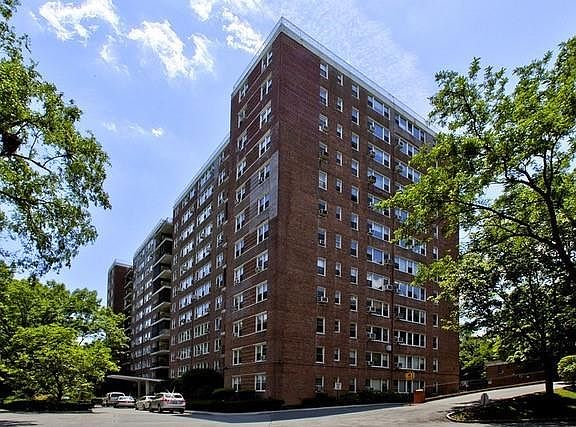 3rd image of 4525 Henry Hudson Pkwy W #911