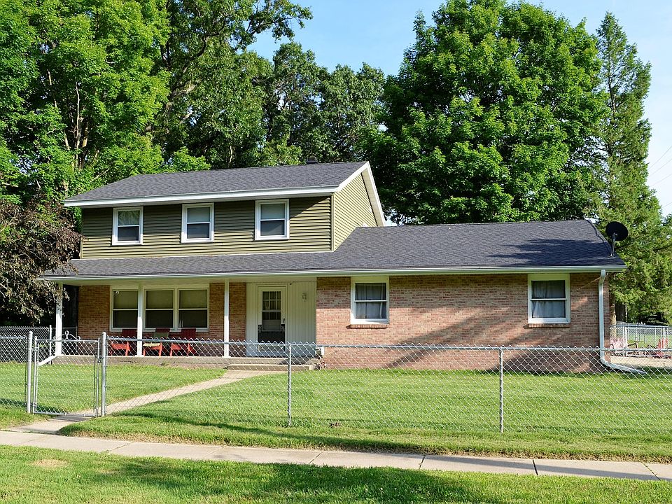 1st image of 904 E 2nd St