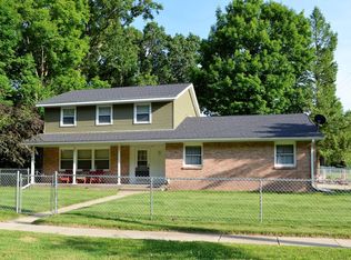 904 E 2nd St, Lawton, MI 49065
