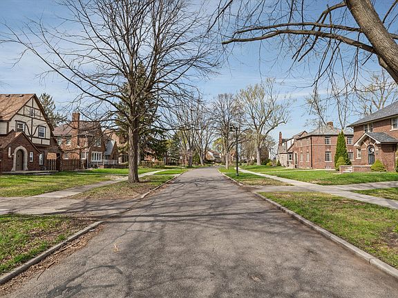 3rd image of 14541 Woodmont Ave
