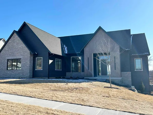 4545 Woodland Dr, Bettendorf, IA 52722