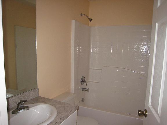 5th image of 834 Holmes Ave