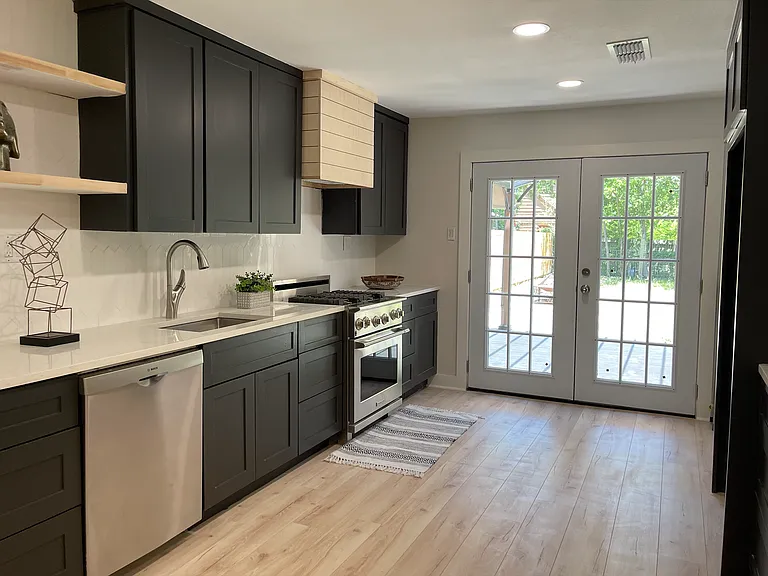 1706 Lakeland Dr — Photo 3