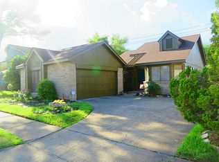 7818 Poitiers Dr, Houston, TX 77071