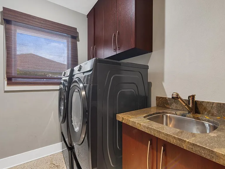 745 Iris Ln — Photo 19