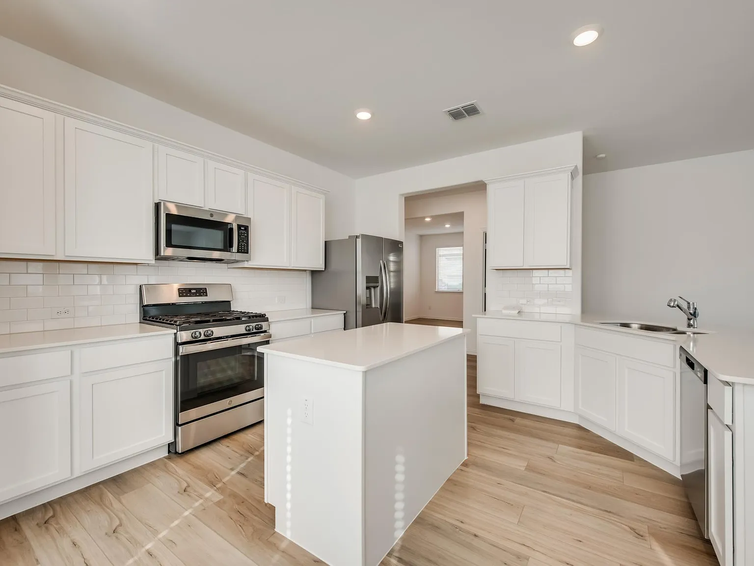 4 bed, 1999 sqft, $2,475 — Photo 4