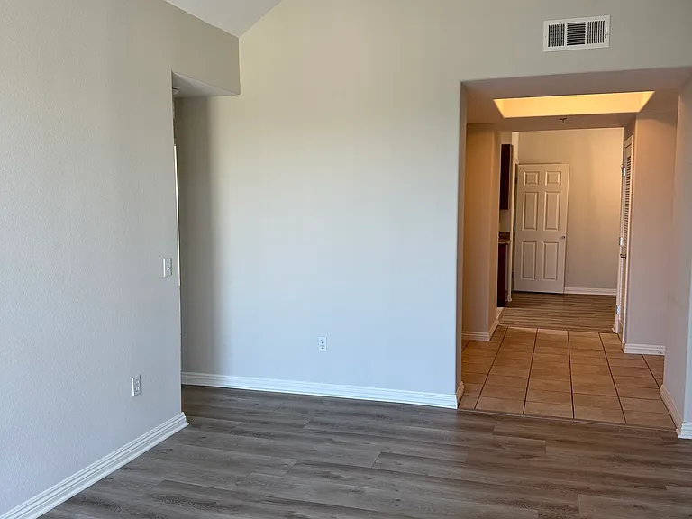 10616 Moorpark St #304 — Photo 6