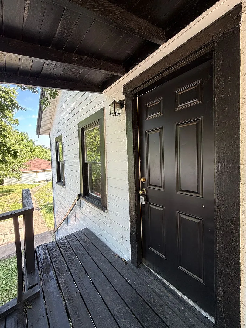 Apartment *Upstairs* Leasing Special Available* — Photo 2