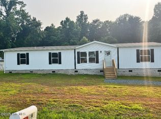 826 Herrings Chapel Rd, Burgaw, NC 28425