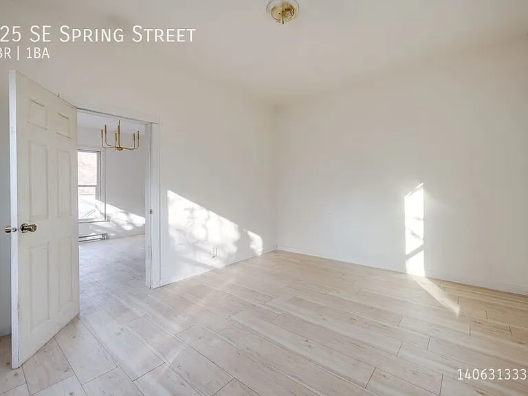225 SE Spring St — Photo 4