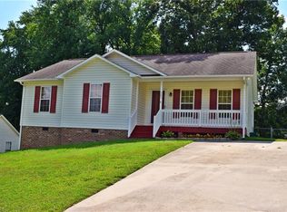 305 Redbud Ln, Thomasville, NC 27360