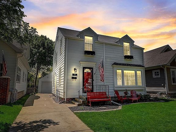 3rd image of 933 E Meadow Pl
