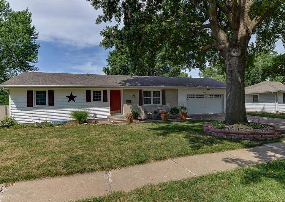 Welcome to 638 S. Ash St., Gardner, KS.  This 3 Bedroom, 2.5 Bathroom home is located in the Gardner Manor subdivision.