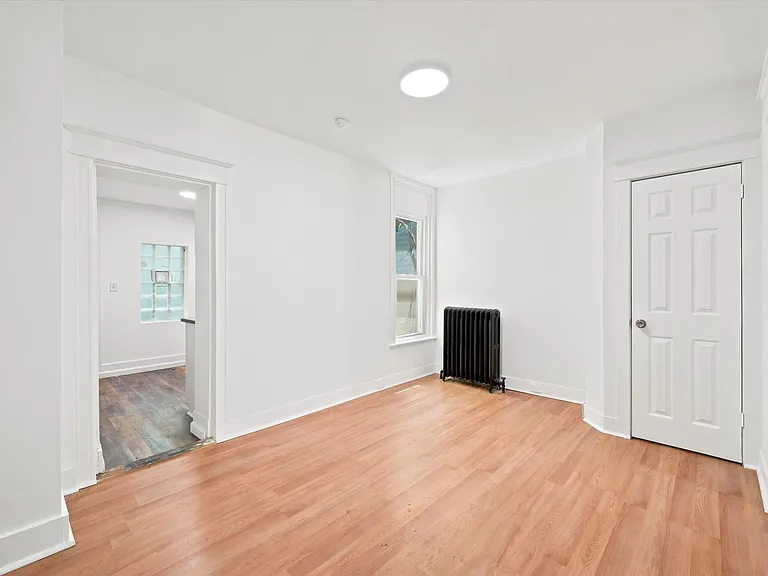 484 E Penn St — Photo 10