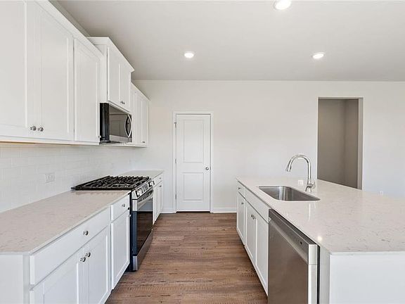 4th image of 329 Earnshaw Ave