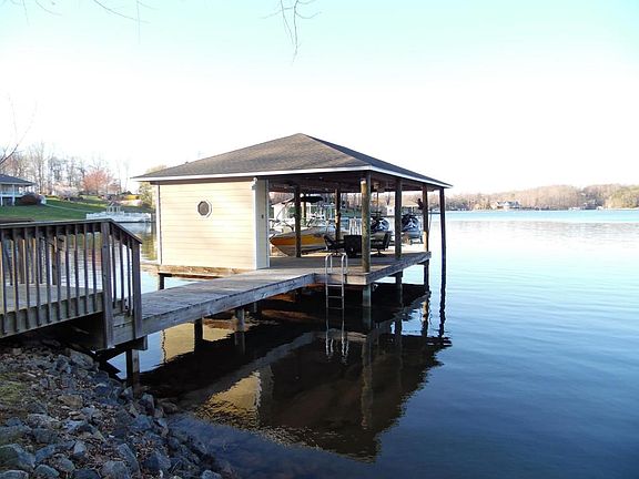 3rd image of 127 Riverbay Dr