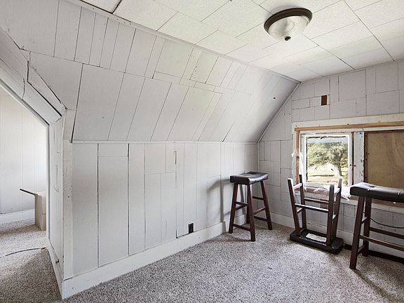 21st image of 103 E Stone St