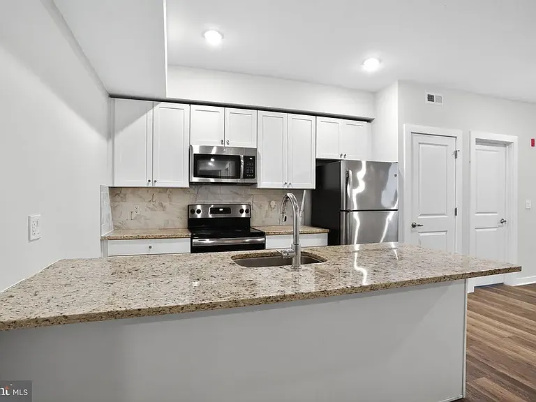 4217 Chestnut St #304 — Photo 6