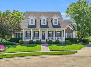 1504 Beaver Lake Dr, Mahomet, IL 61853