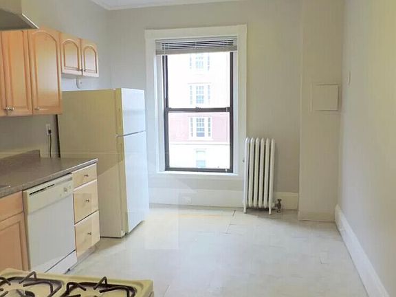 4th image of 47 Bay State Rd APT 3