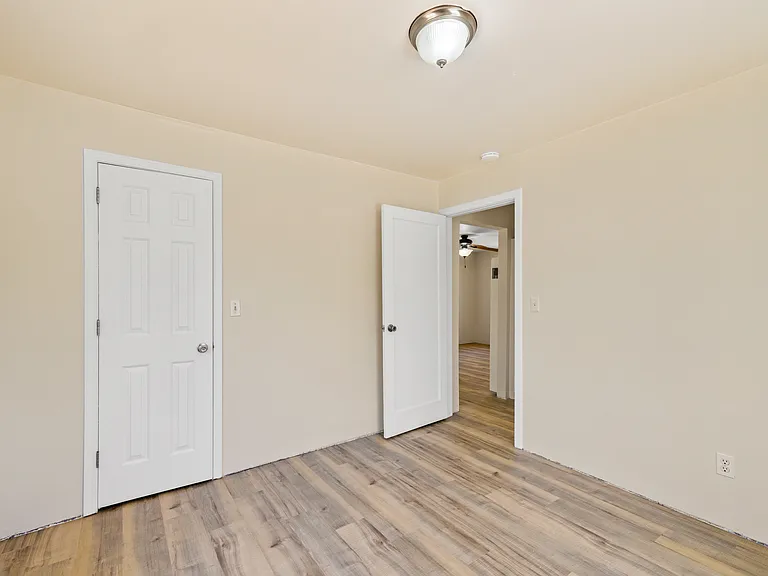 Mariposa Dr — Photo 8