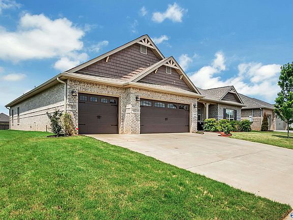 3rd image of 105 Tannenbaum Dr