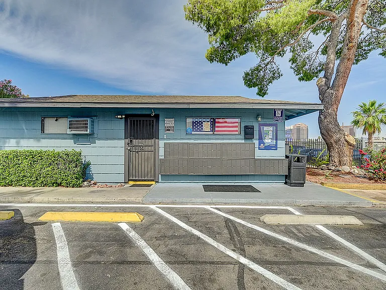 4050_Palos Verdes St-7