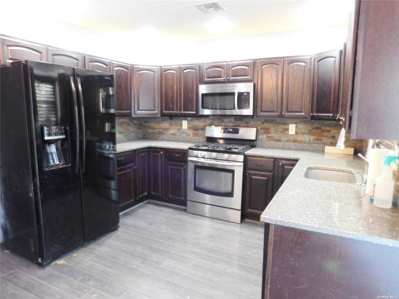 4th image of 318 Wading River Rd
