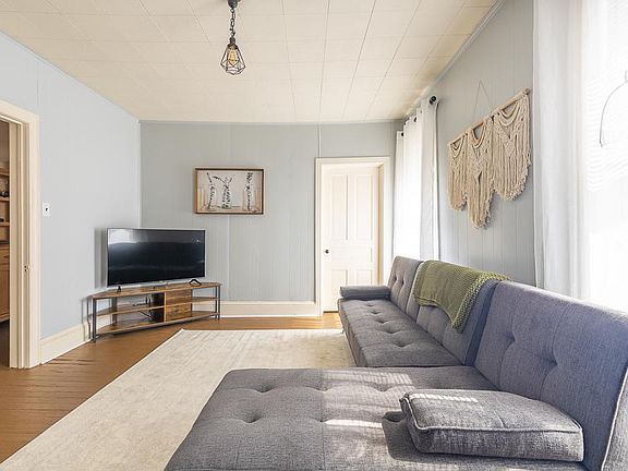 4th image of 611 Lincoln Way E #2