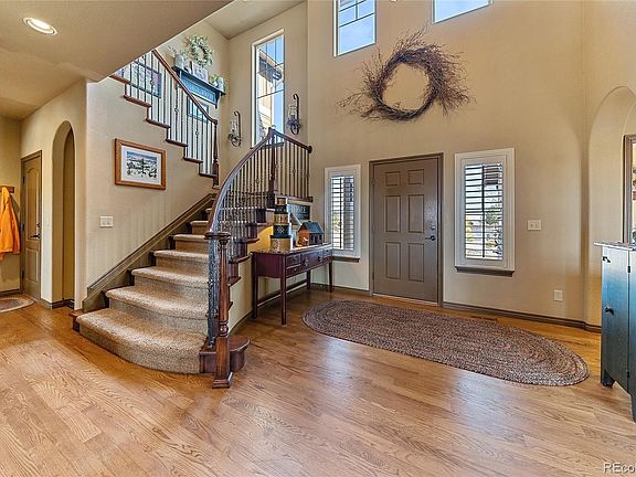 Volume Ceiling in Front Entry
