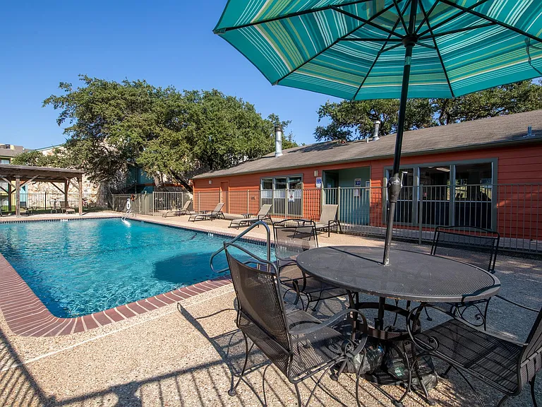 The Oaks Apartments — Photo 17