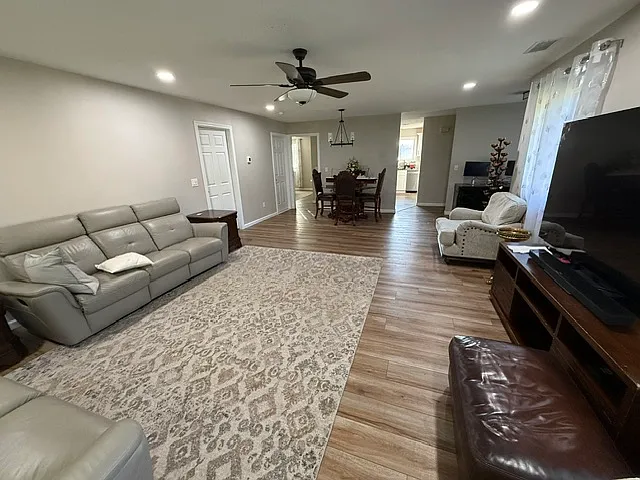 1402 Summer Hill Dr — Photo 2