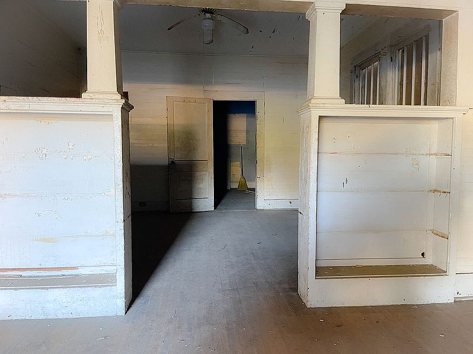 2nd image of 2 Chisholm St