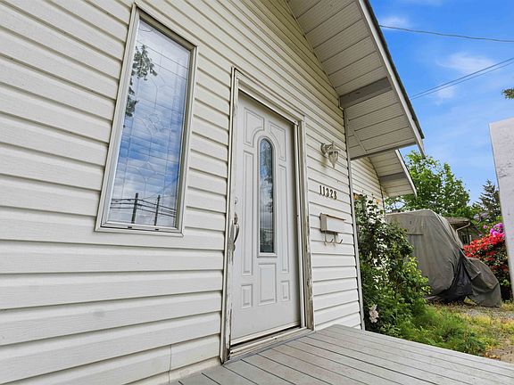 5th image of 11328 Maple Cres