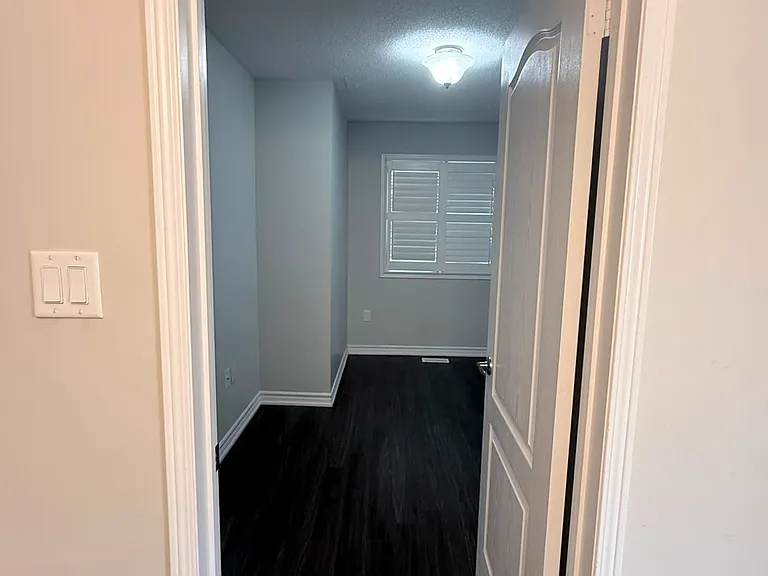 124 Crystalview Cres E — Photo 19