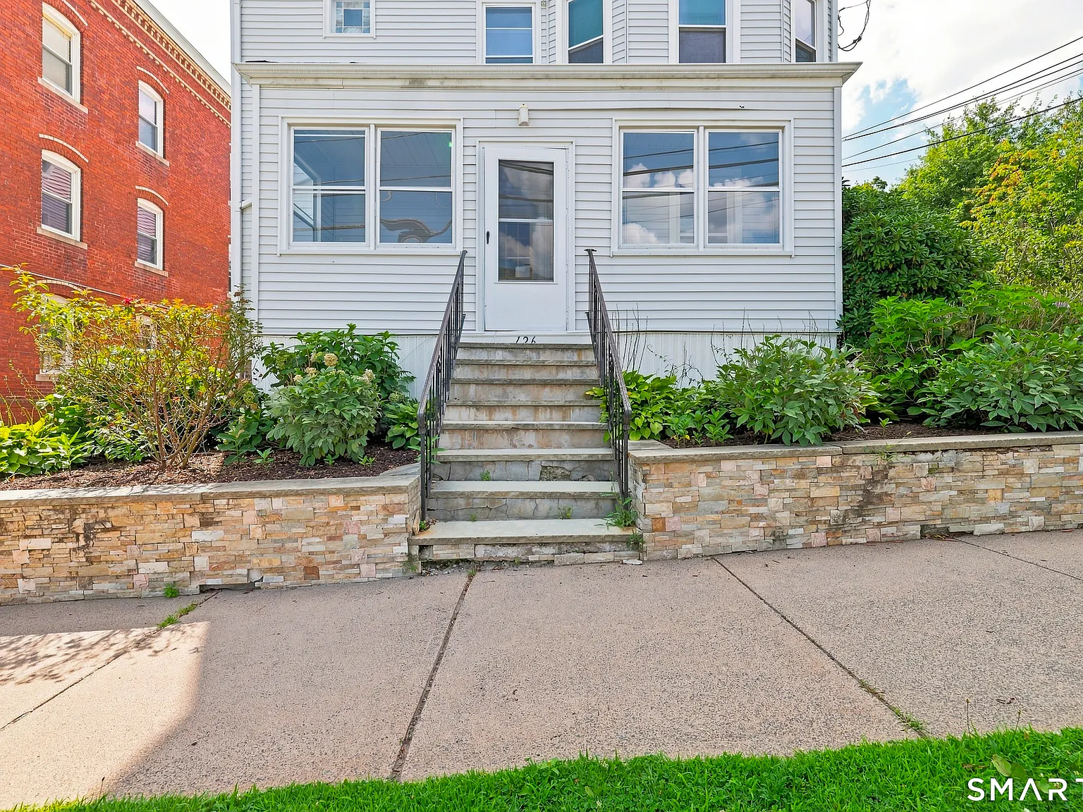 3 bed, 1.0 bath, 1400 sqft, $2,000 — Photo 2