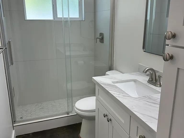 1815 E Minnezona Ave — Photo 8