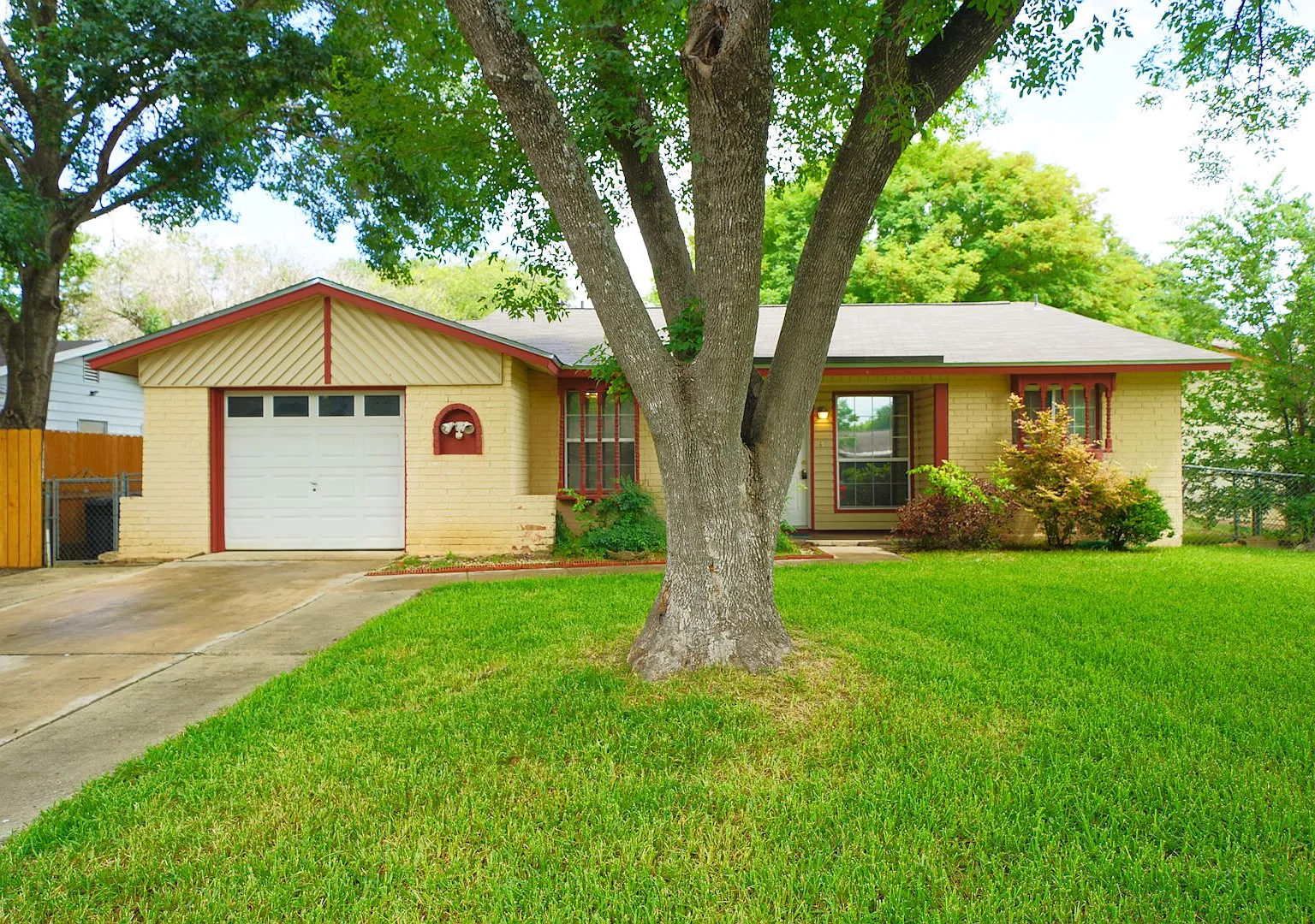 Schertz home now available in Parkland Village neighborhood. Realtor Commission: $500 — Photo 1