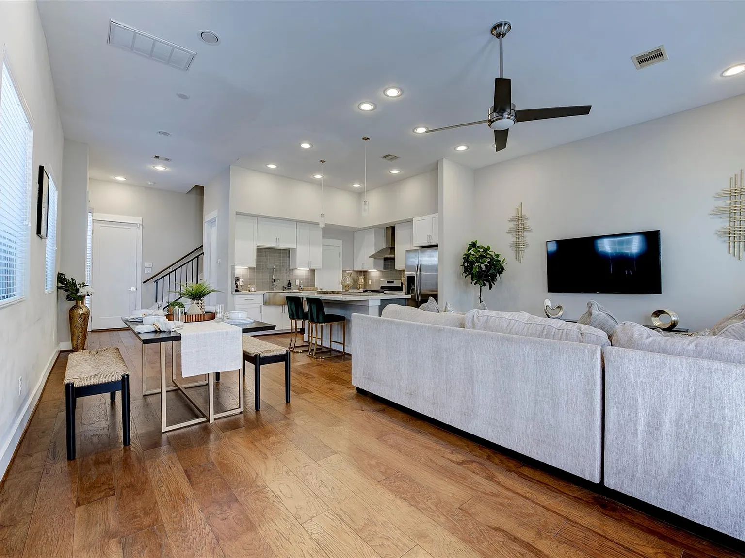 3 bed, 2.5 bath, 1806 sqft, $2,600 — Photo 4