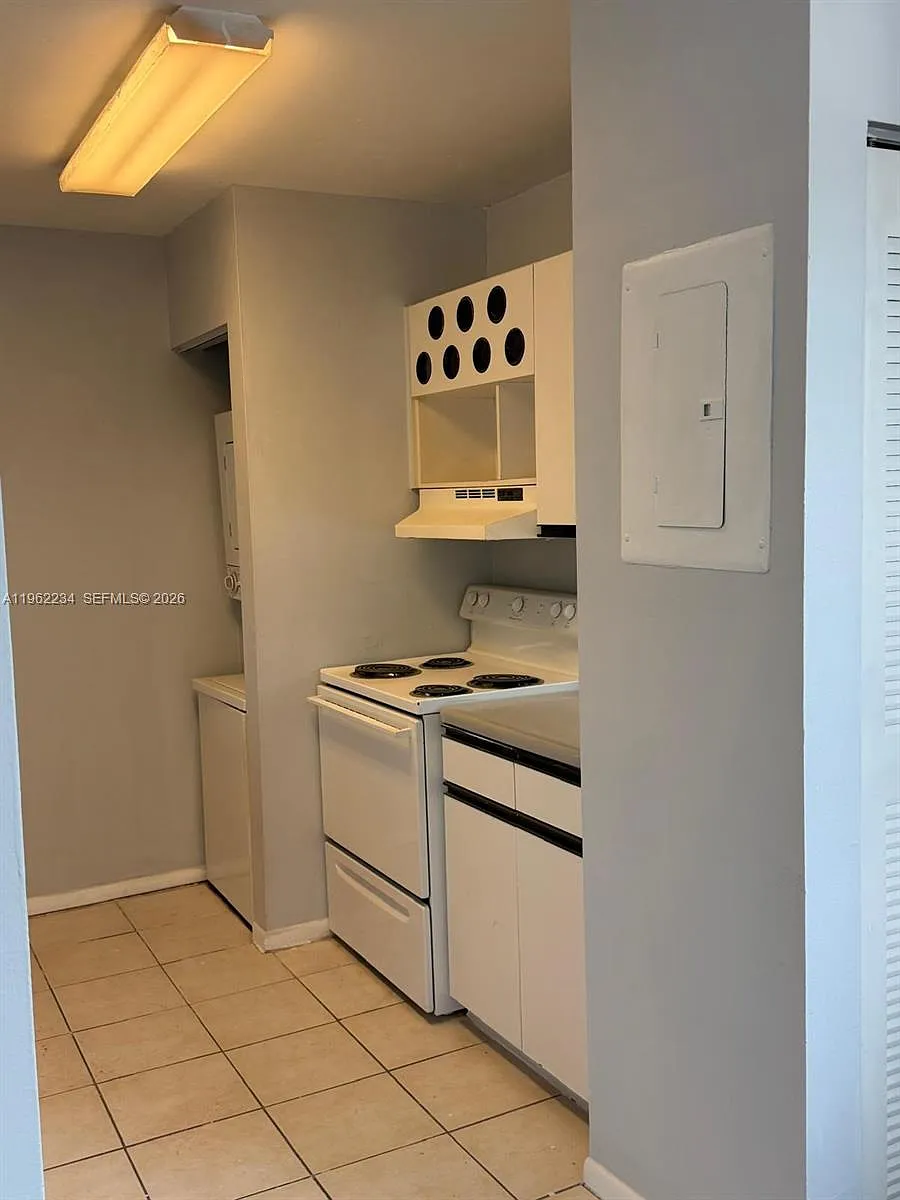 Photo 1 of 10 - 8710 SW 3rd St #201 - Pembroke Pines, FL Primary Photo - 8710 SW 3rd St #201