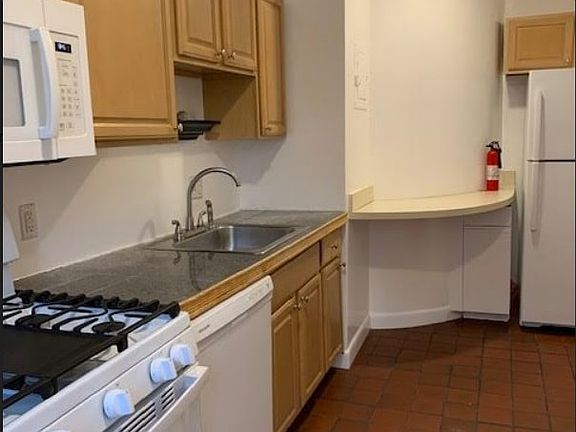 3rd image of 446 Park Dr #19