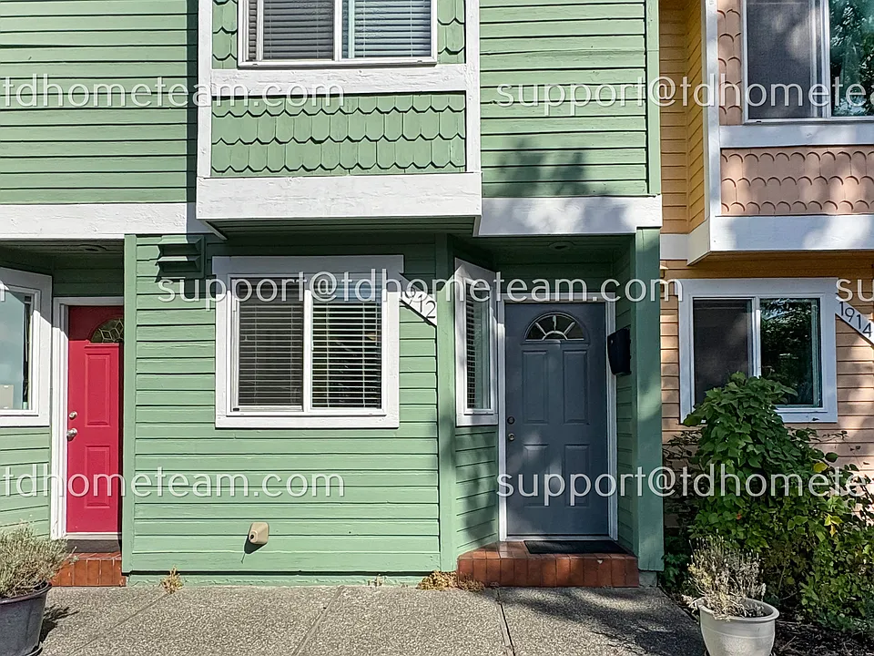 1912 E Fir St