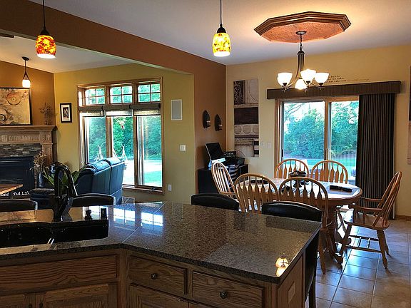 Dinette/kitchen area