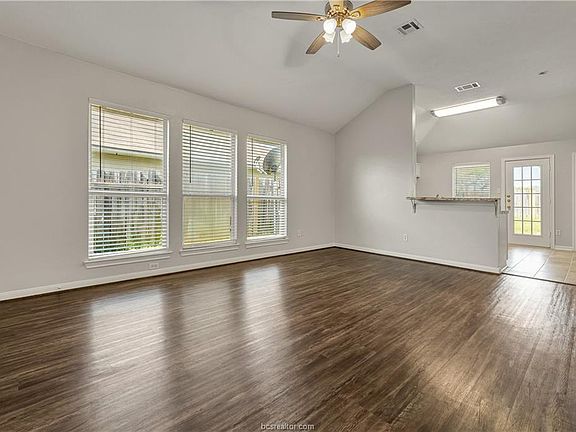 4th image of 907 Bougainvillea St